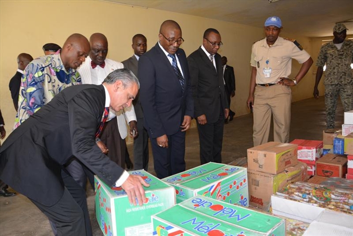 Justice et droit de l’homme - Le père noël visite la Maca